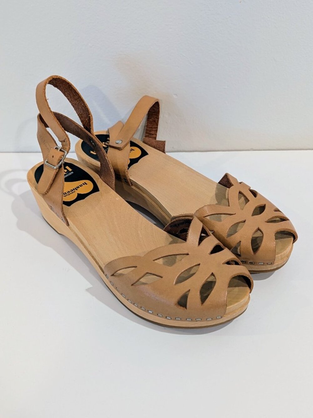 SWEDISH HASBEENS Ornament Low Clog Sandal 39 / 9 Tan Camel Beige Wood & Leather